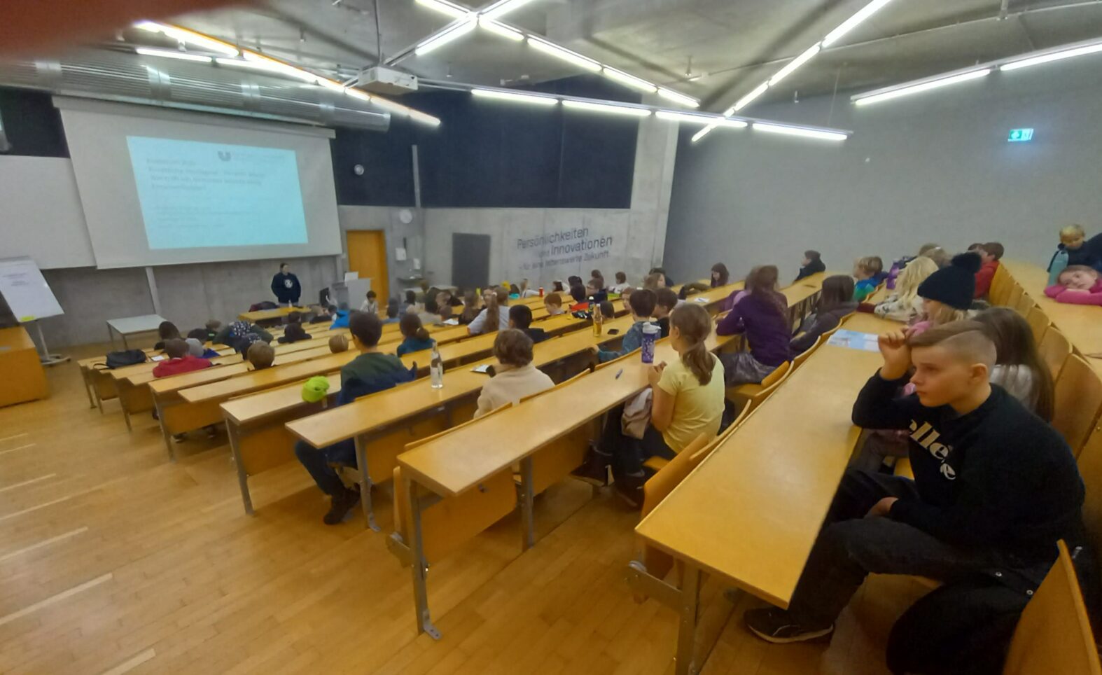 Lachende Affen beissen: KI-Entscheidungen bei Kinder-Uni