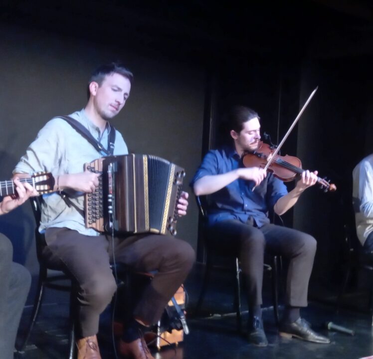 Band „Maxjoseph“ begeistert im Altstadttheater mit eigenständiger Volksmusik