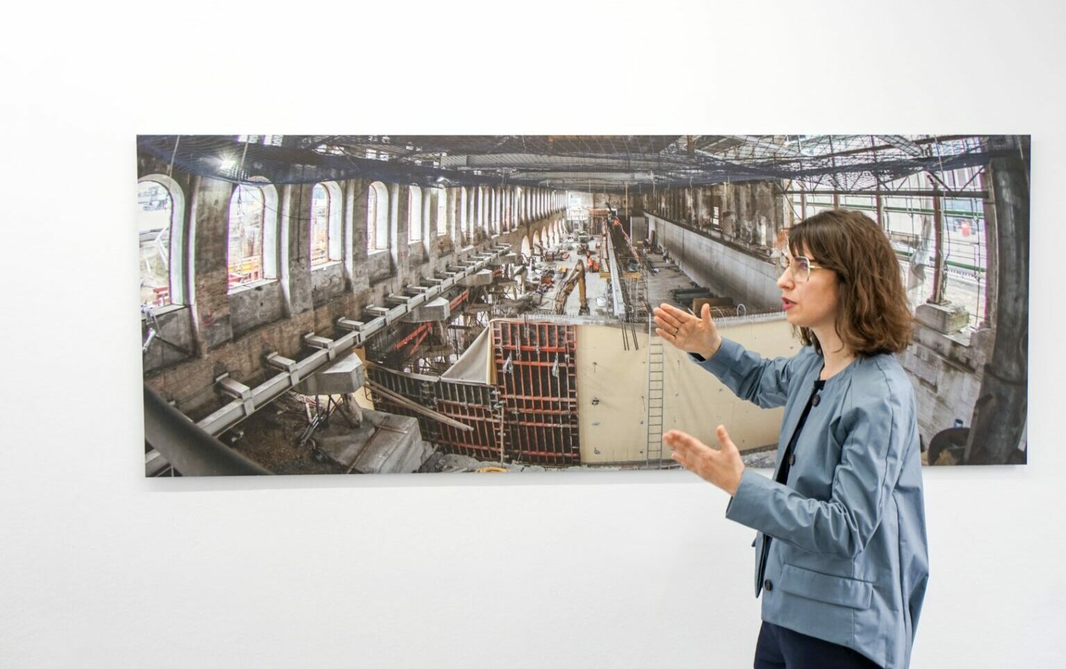 Museumsdirektorin Dr. Theres Rohde erzählt von den Vorteilen im neuen MKKD