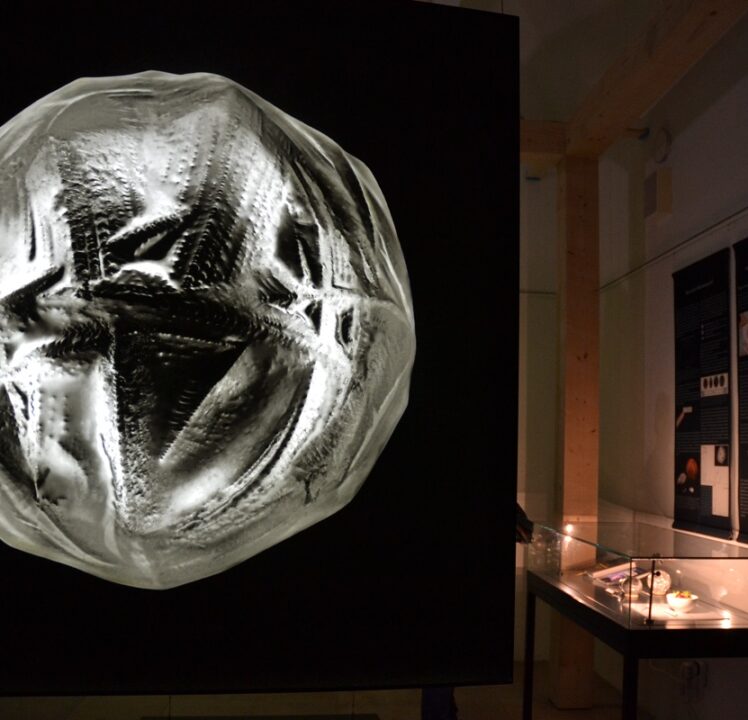 „Mikrometeoriten – Staub aus dem All – überall!“ – Ausstellung im Juramuseum Eichstätt