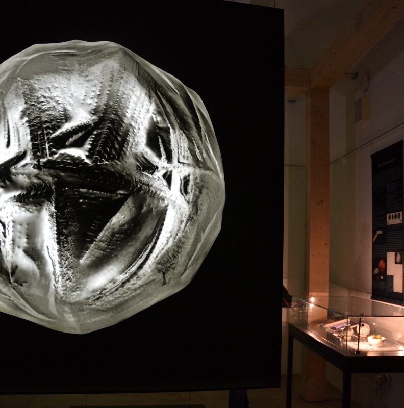 „Mikrometeoriten – Staub aus dem All – überall!“ – Ausstellung im Juramuseum Eichstätt
