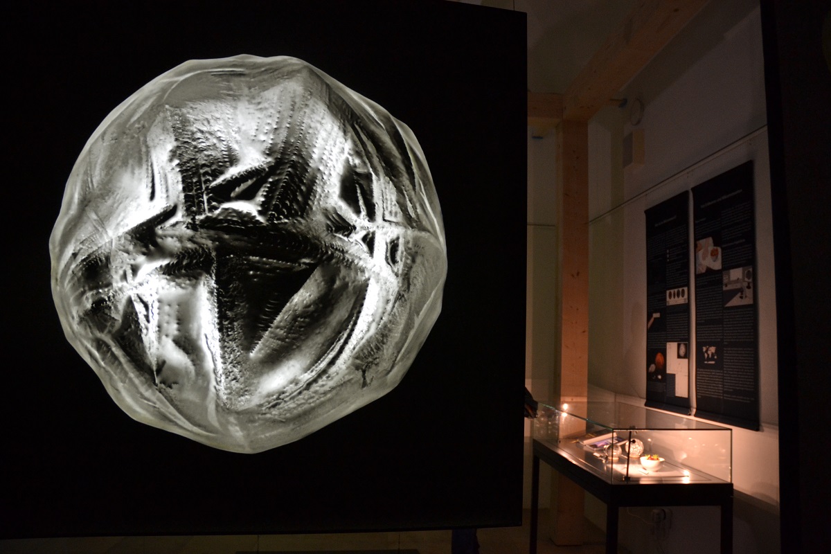 „Mikrometeoriten – Staub aus dem All – überall!“ – Ausstellung im Juramuseum Eichstätt