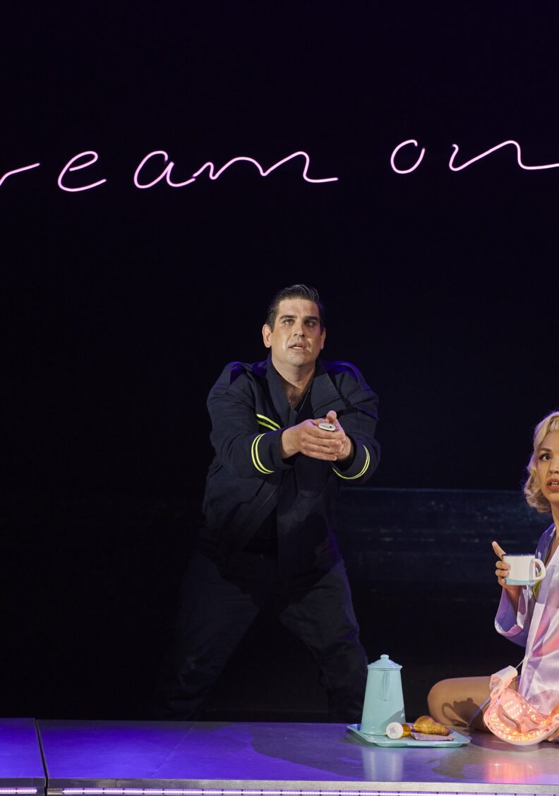 Zwischen Entertainment und Bedrohlichkeit: Premiere von „Fahrenheit 451“ im Stadttheater