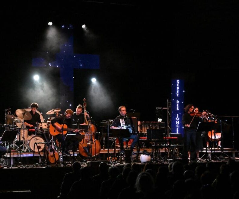 Überwältigende musikalische Hoffnungsbotschaft – Stefan Pellmaier und seine Band Luz amoi präsentierten eine außergewöhnliche Interpretation der christlichen Ostergeschichte