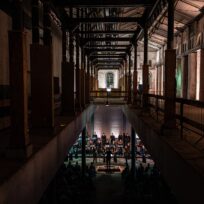 Mit Klang und Tanz die Architektur erkunden: Baustellenkonzert der Audi Sommerkonzerte im MKKD