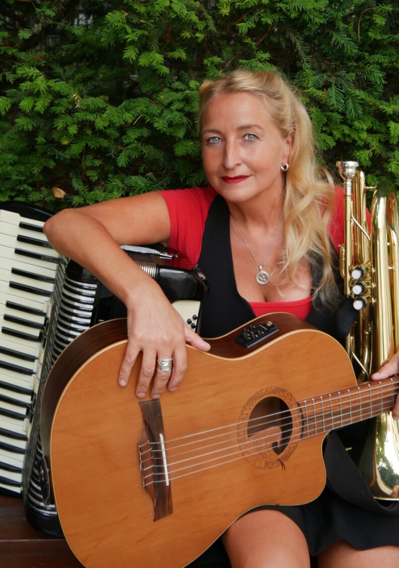 „Phoenixvogelherz“ – Liederabend von und mit Teresa Trauth am 3.Okt. im Spiegelsaal der Kolpingakademie Ingolstadt