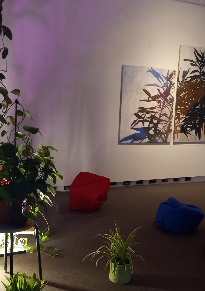 Marina Pohls Ausstellung „Unter uns“ in der Theatergalerie. Gespräch mit der Malerin