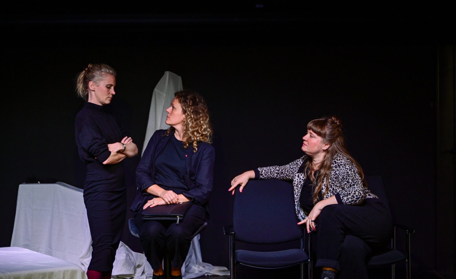 Altstadttheater: „Aller guten Dinge sind vorbei“. 3 Schwestern mit konträren politischen Ansichten…