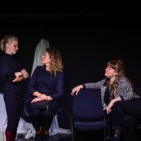 Altstadttheater: „Aller guten Dinge sind vorbei“. 3 Schwestern mit konträren politischen Ansichten…
