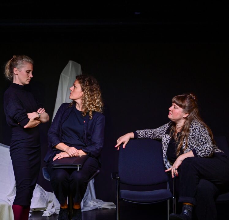 Altstadttheater: „Aller guten Dinge sind vorbei“. 3 Schwestern mit konträren politischen Ansichten…