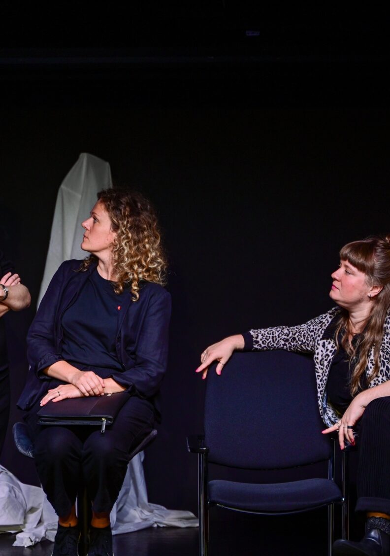 Altstadttheater: „Aller guten Dinge sind vorbei“. 3 Schwestern mit konträren politischen Ansichten…
