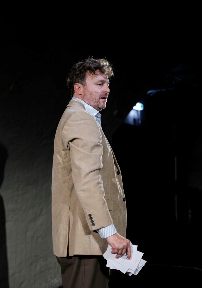 Daniel Scholz spielt „Auslöschung. Ein Zerfall“ von Thomas Bernhard im Studio im Herzogskasten