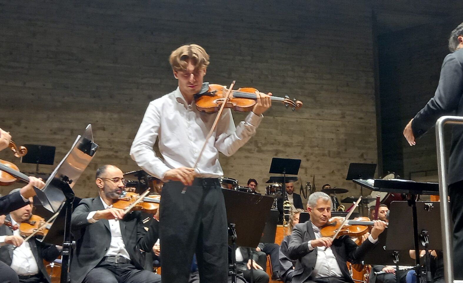 21jähriger Geiger Darius Preus und Armenische Staatsymphonie beim Konzertverein