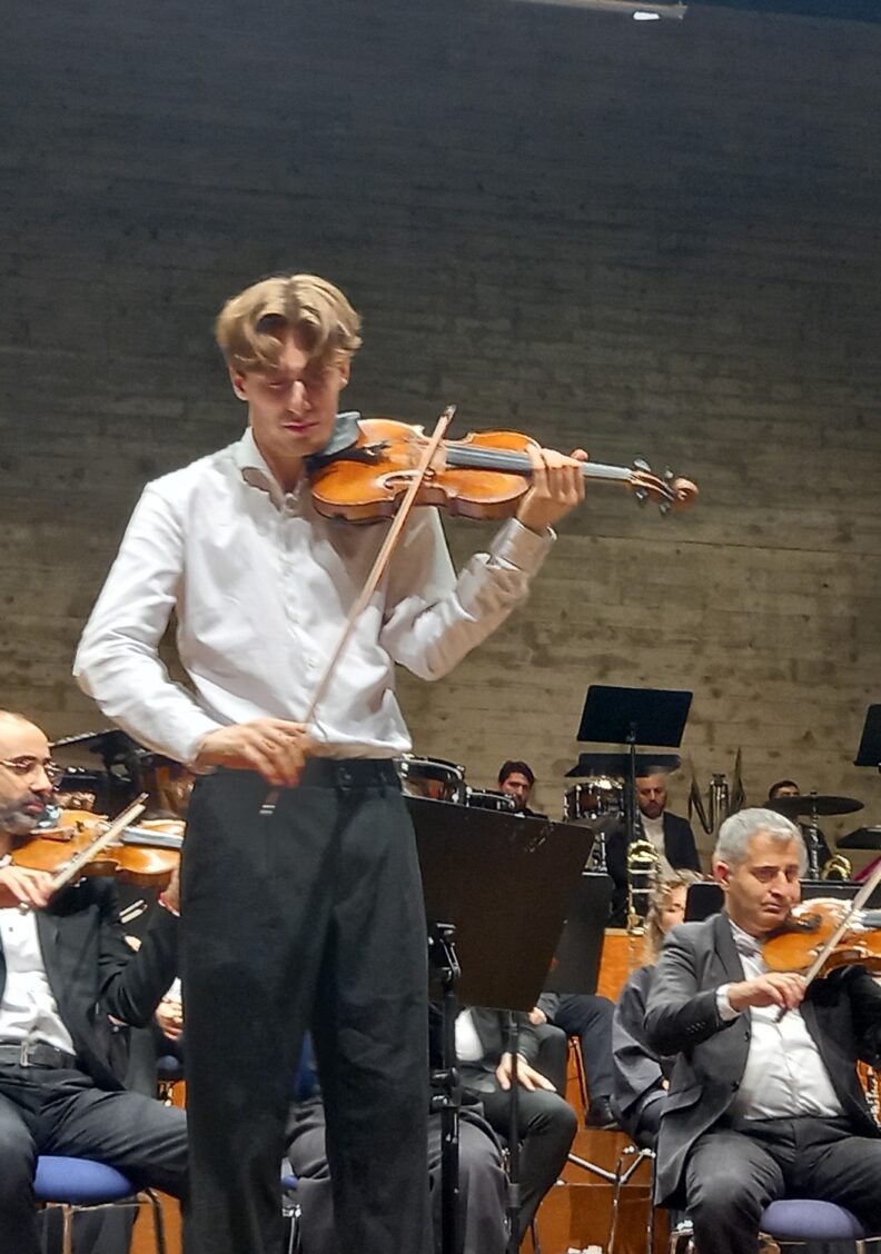 21jähriger Geiger Darius Preus und Armenische Staatsymphonie beim Konzertverein