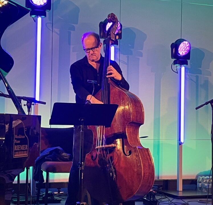 „Motherland“: Dieter Ilg-Trio bei der Jazzparty