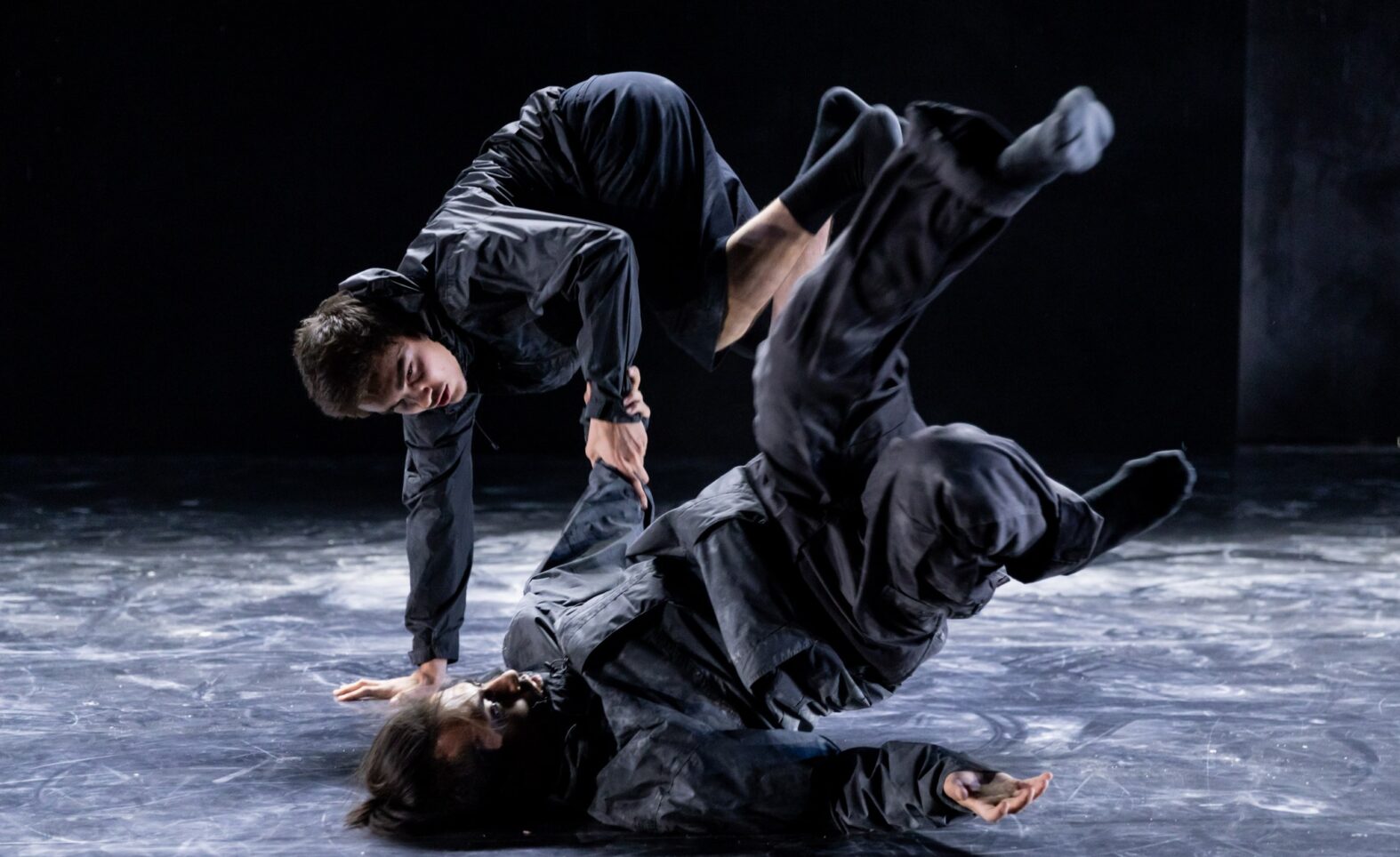 Urban Arts Ensemble Ruhr gastierte mit Tanztheater „Cracks“