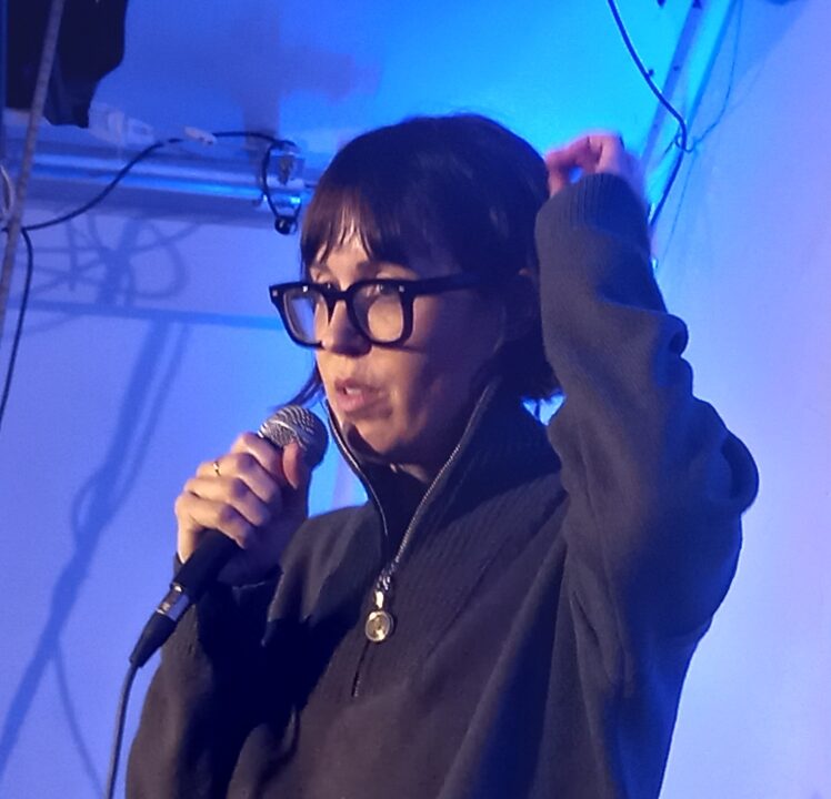 Eva Karl Faltermeier bei der Lesebühne „Besser als Fernsehen“