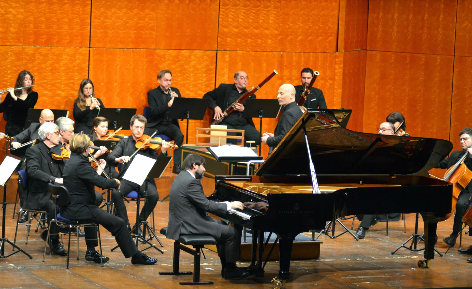 Kammerphilharmonie IN und Alexander Korsantia    (Flügel) begeistern im Theaterfestsaal