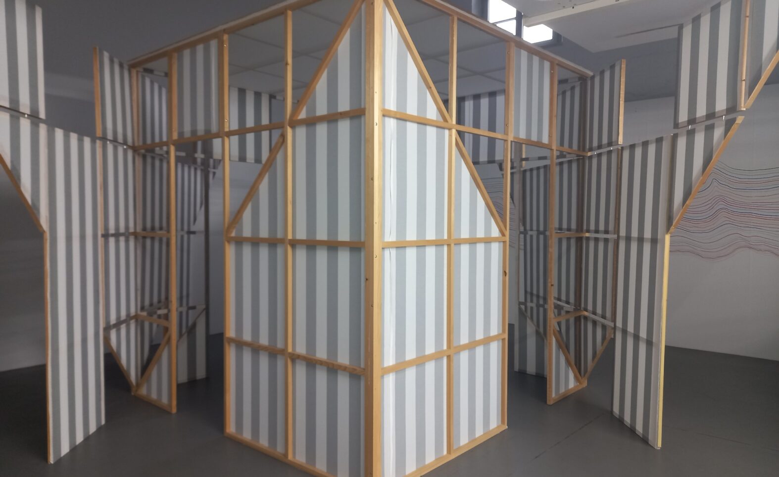 Probe-Aufbau einer Rauminstallation von Daniel Buren im MKK