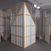 Probe-Aufbau einer Rauminstallation von Daniel Buren im MKK