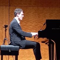 Aaron Pilsans Klavierabend zum Karneval