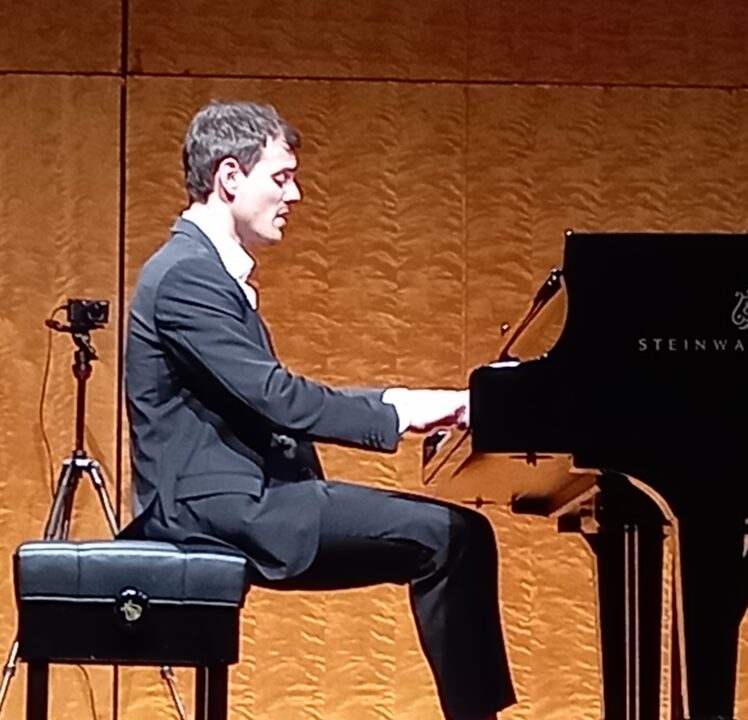 Aaron Pilsans Klavierabend zum Karneval