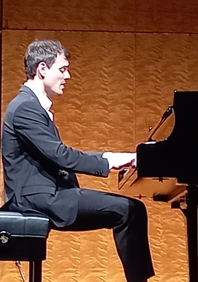 Aaron Pilsans Klavierabend zum Karneval