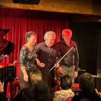 „Heiter bis wolkig und zurück“: Musikalische Dichterlesung mit Hans-Maria Darnov, Igor Loboda und Masha Dimitrieva im Altstadttheater