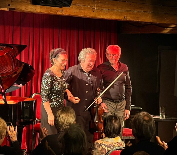 „Heiter bis wolkig und zurück“: Musikalische Dichterlesung mit Hans-Maria Darnov, Igor Loboda und Masha Dimitrieva im Altstadttheater