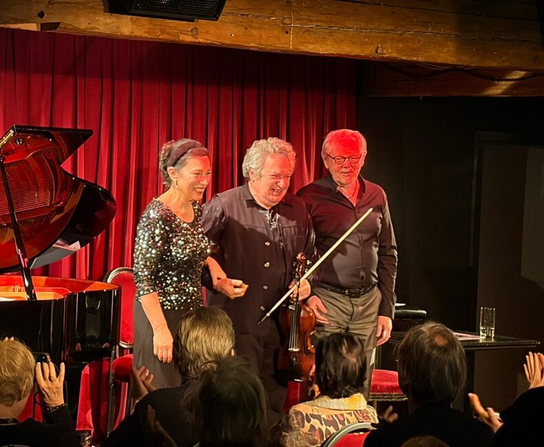 „Heiter bis wolkig und zurück“: Musikalische Dichterlesung mit Hans-Maria Darnov, Igor Loboda und Masha Dimitrieva im Altstadttheater