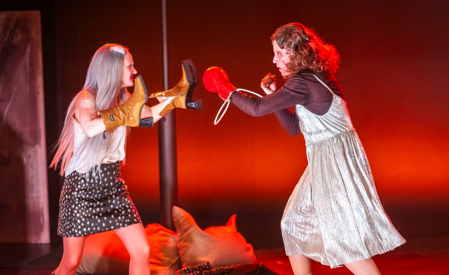 „Im Dickicht der Städte“ im Stadttheater: Witz, Ironie und groteske Spiellust