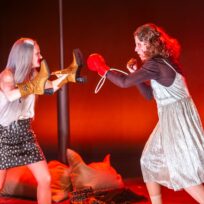 „Im Dickicht der Städte“ im Stadttheater: Witz, Ironie und groteske Spiellust