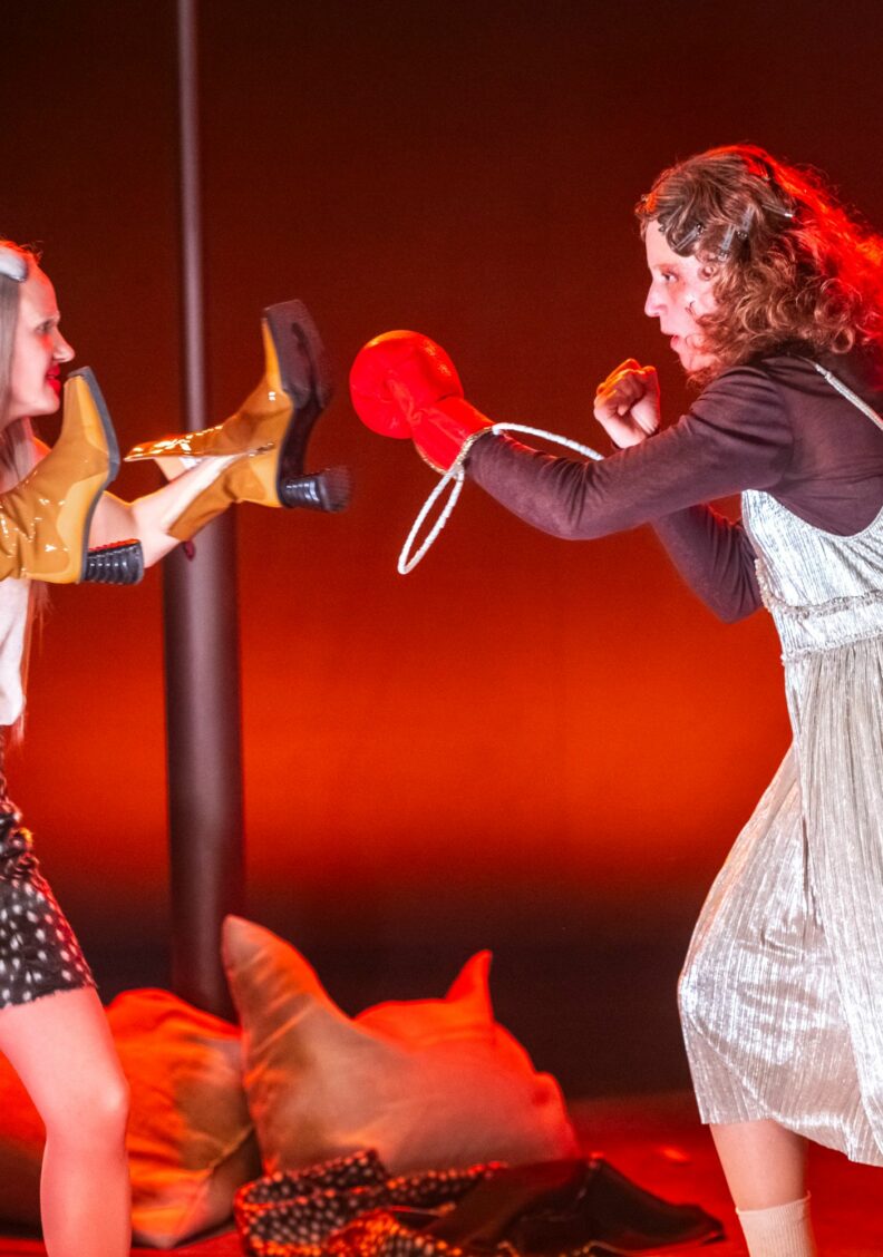 „Im Dickicht der Städte“ im Stadttheater: Witz, Ironie und groteske Spiellust