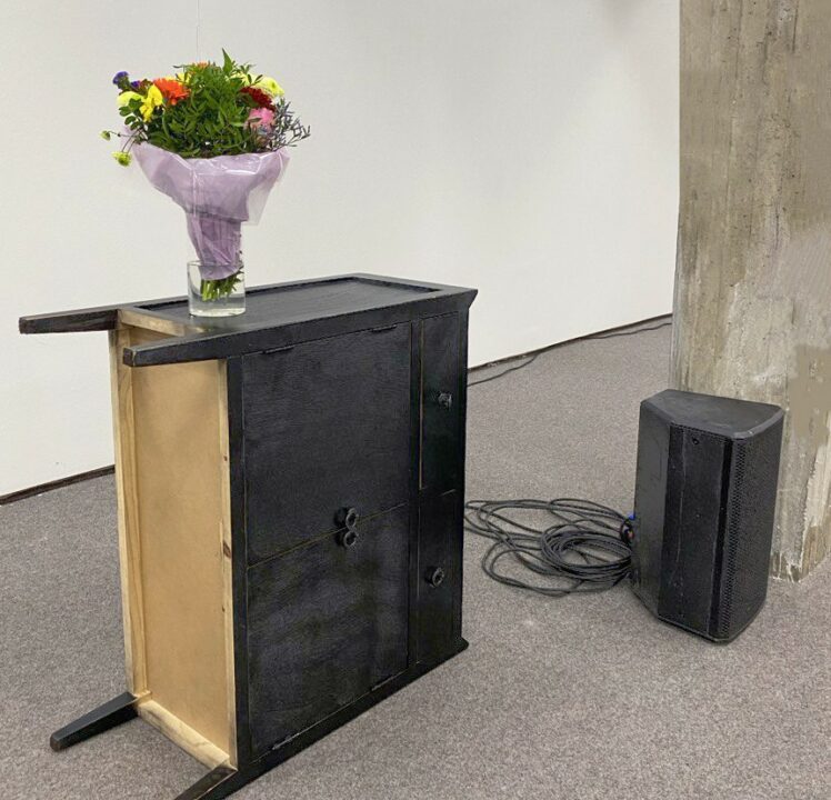 Erkaufte Versöhnung? Belia Z. G. Brückners Konzeptkunst „Nothing I ever wanted“ in der Theatergalerie – Eröffnung FEM*Festival