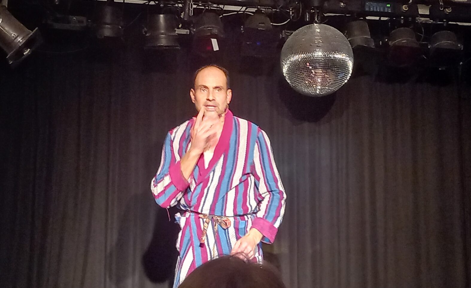 Aurel Bereuter kommt wieder mit seinem Soloprogramm „Sonja, ihr Pferd und ich“ am 8.3. in die NW