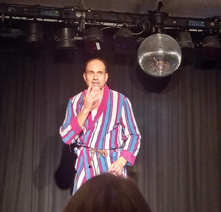 Aurel Bereuter kommt wieder mit seinem Soloprogramm „Sonja, ihr Pferd und ich“ am 8.3. in die NW