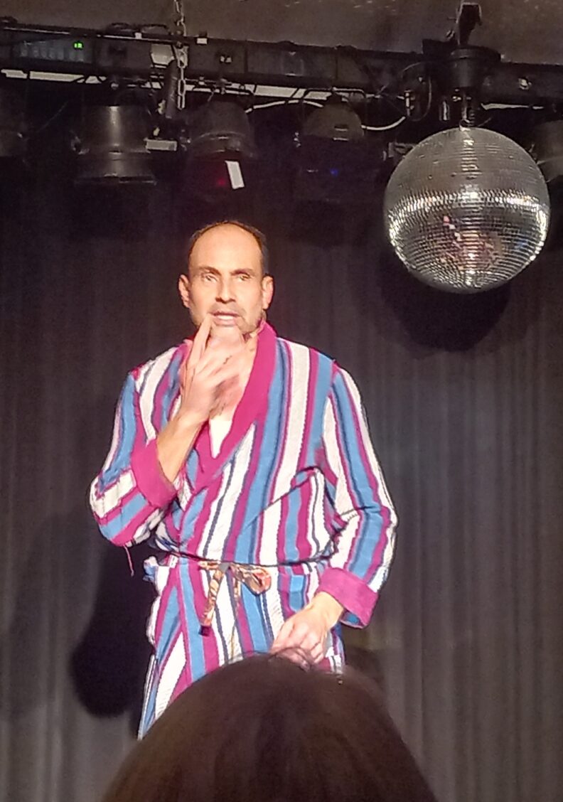 Aurel Bereuter kommt wieder mit seinem Soloprogramm „Sonja, ihr Pferd und ich“ am 8.3. in die NW