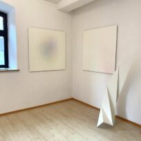 Hannah A. Hovermann in der Ausstellung „Weiss sehen“ in der Galerie Mariette Haas Ingolstadt