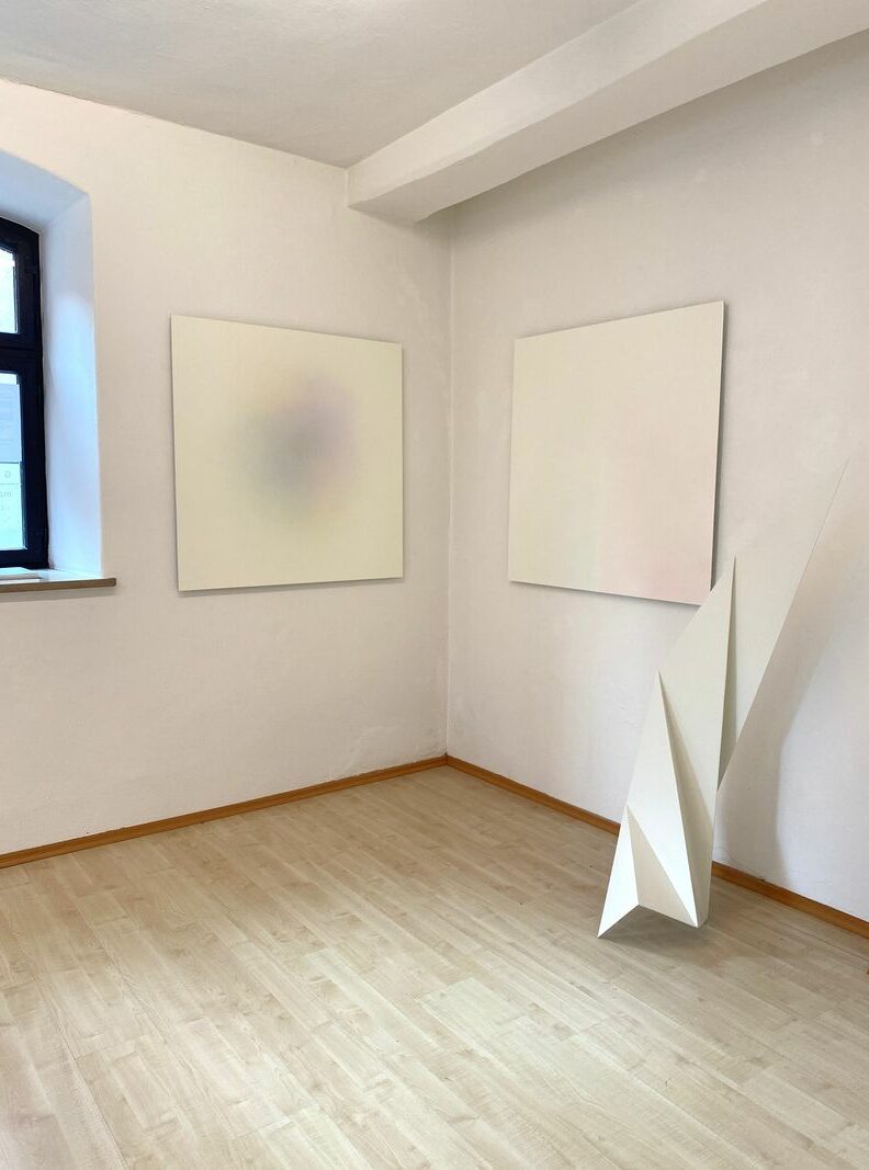 Hannah A. Hovermann in der Ausstellung „Weiss sehen“ in der Galerie Mariette Haas Ingolstadt