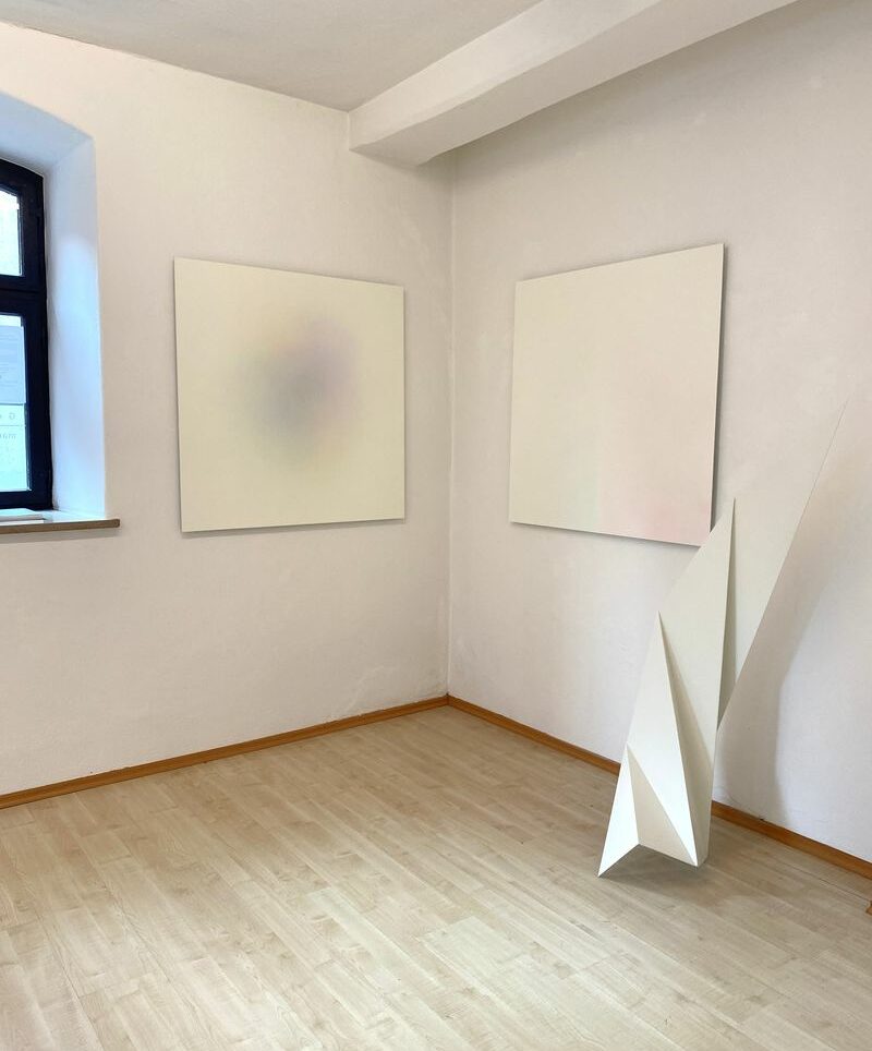 Hannah A. Hovermann in der Ausstellung „Weiss sehen“ in der Galerie Mariette Haas Ingolstadt