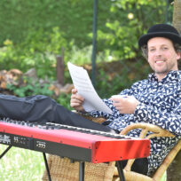 Poetisch-humorvolle Lieder am Klavier: Ramon Bessel kommt am Samstag (14.3.) ins Altstadttheater