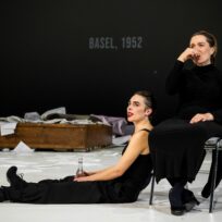 Intensiver Theaterabend „Zieht die gewaltige Stille mich immer“