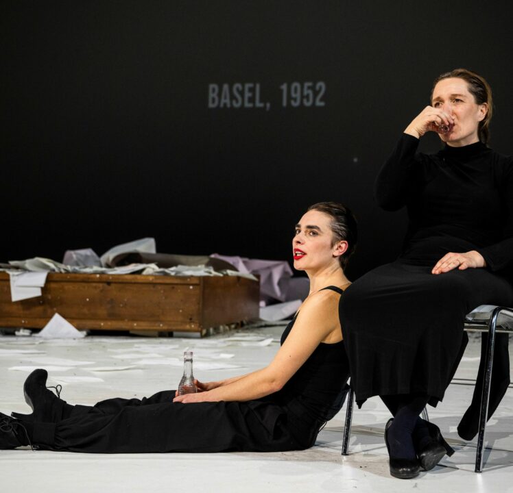 Intensiver Theaterabend „Zieht die gewaltige Stille mich immer“