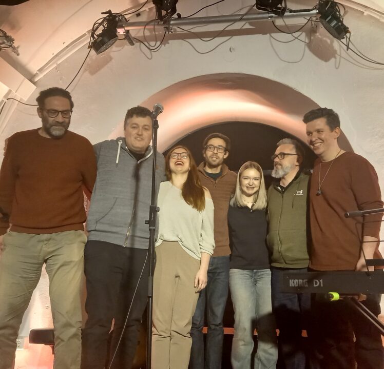 Lesebühne „Besser als Fernsehen“ mit junger Songwriterin Ava Konrad