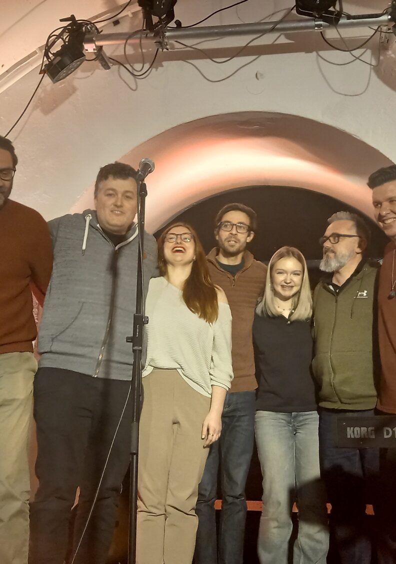 Lesebühne „Besser als Fernsehen“ mit junger Songwriterin Ava Konrad