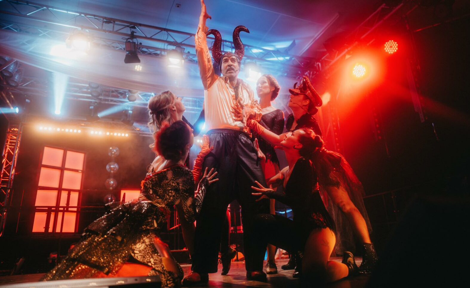 Verein MUT spielt Musical „Disco Inferno“ in Boxerhalle Eichstätt