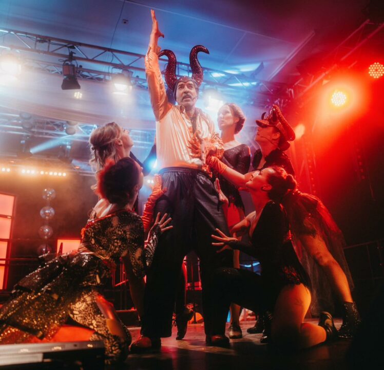 Verein MUT spielt Musical „Disco Inferno“ in Boxerhalle Eichstätt