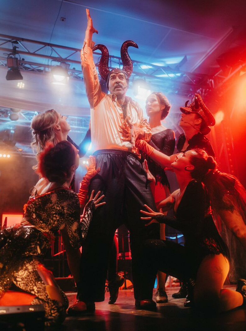 Verein MUT spielt Musical „Disco Inferno“ in Boxerhalle Eichstätt