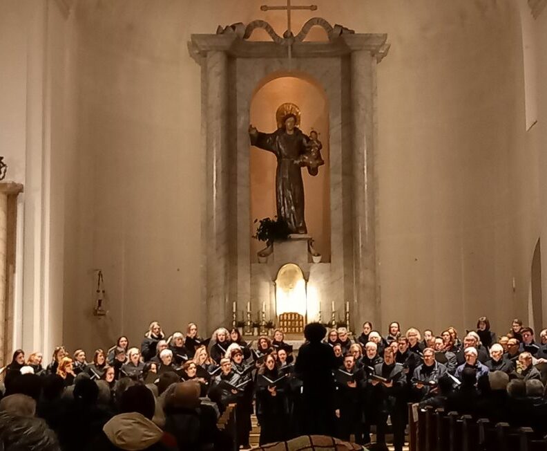 Zwischen Innigkeit und Klangfülle: Der Motettenchor bei seinem Kirchenkonzert in St. Anton