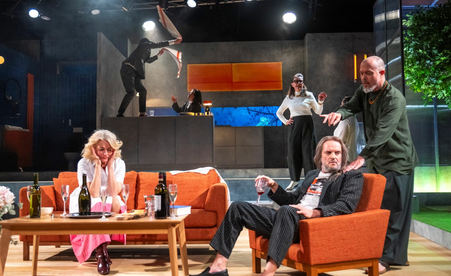 Spannende Gesellschaftssatire: „The Party“ im KH des Stadttheaters Ingolstadt